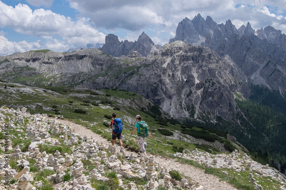 Senderistas y paisaje de montañas en las Dolomitas de Auronzo en el norte de  Italia