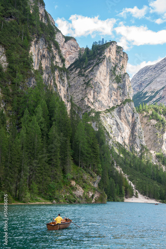 Barca y paisaje montañoso en el Lago de Braies en los Alpes italianos de la provincia de Bolzano