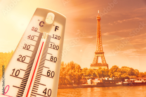 Canvas Print Thermometer in front of Paris skyline
