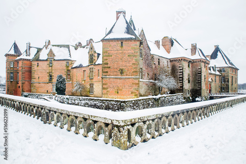 Le château de Carrouges, sous la neige, Orne, Normandie.