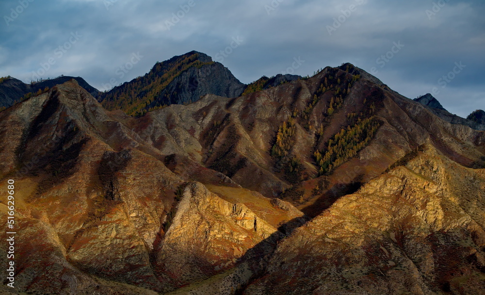 Fototapeta premium Russia. South Of Western Siberia, Altai Mountains. Illuminated by the sunset rays of the sun, the picturesque mountains along the Chui tract near the village of Inya.