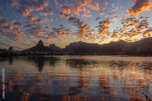 Puesta de sol en la Laguna Rodrigo de Freitas  Rio de janeiro - Brasil 