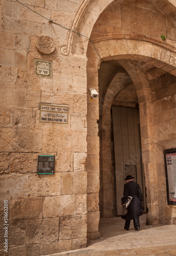 Juif orthodoxe entrant par la Porte de Jaffa à Jérusalem © jasckal