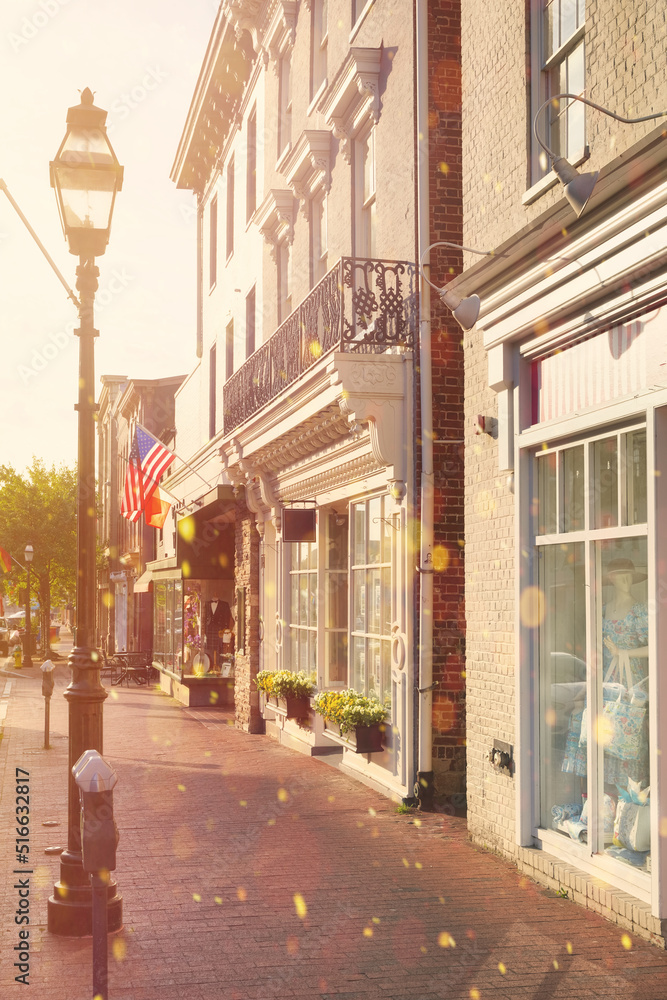 Obraz premium Romantic stroll on Main Street in historic downtown Annapolis, Maryland, USA. Typical picturesque architecture in the capital city of Maryland.