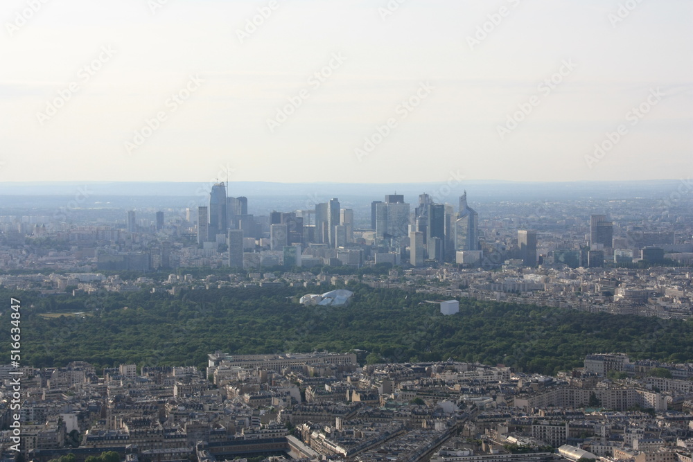 skyline in Paris, Frankreich, mit la Grande Arche; Blick vom Eiffelturm über Paris mit Bois de Boulogne/Parc Bagatelle - la Roseraie und Fondation Louis Vuitton pour la Création