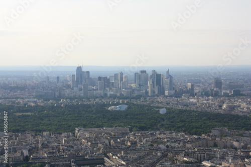 skyline in Paris, Frankreich, mit la Grande Arche; Blick vom Eiffelturm über Paris mit Bois de Boulogne/Parc Bagatelle - la Roseraie und Fondation Louis Vuitton pour la Création