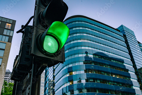 Cuadro en lienzo A green traffic light on the street at dawn