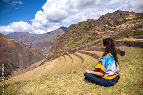 Fotografiet Woman on farming terraces at Inca ruins at Pisac in the Sacred Valley in Cusco,