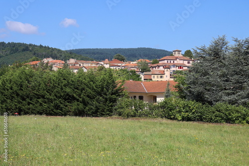 Vue d'ensemble du village, village de Saint Haon Le Chatel, département de la Loire, France photo