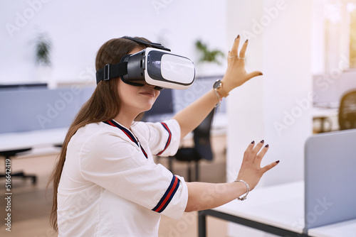 Obraz na płótnie Female professional using vr virtual reality headset at desk in office w salonie