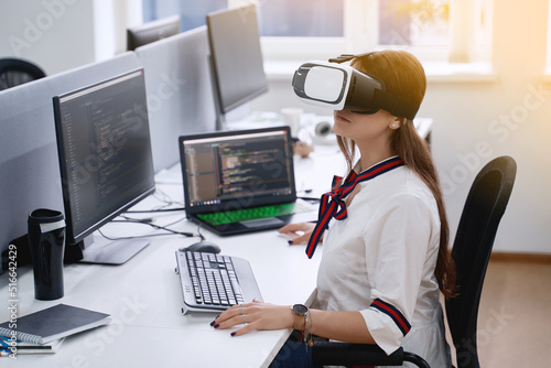 Obraz na płótnie Female professional using vr virtual reality headset at desk in office w salonie