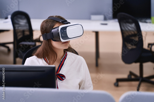 Obraz na płótnie Female professional using vr virtual reality headset at desk in office w salonie