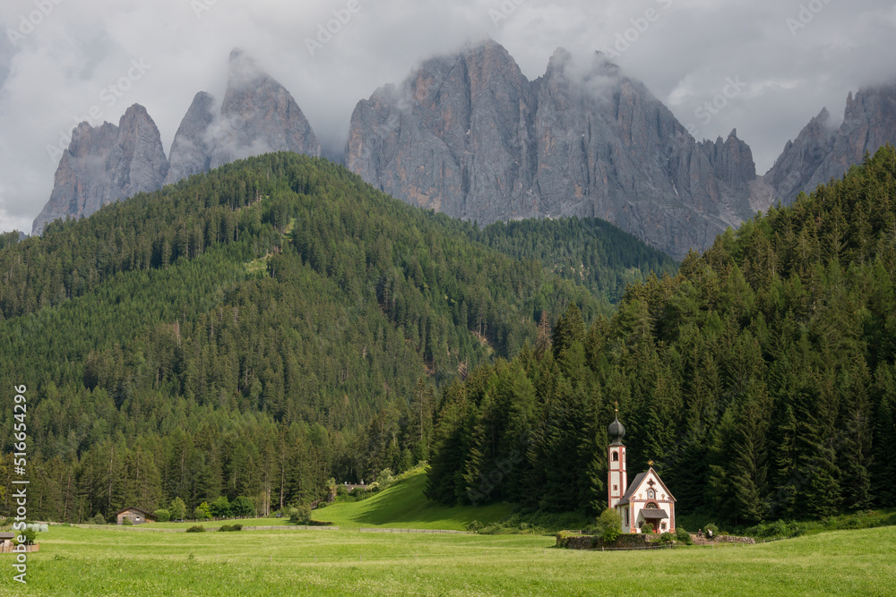Iglesia de San Giovanni y Dolomitas en Valle de Funes en la provincia de Bolzano, Italia