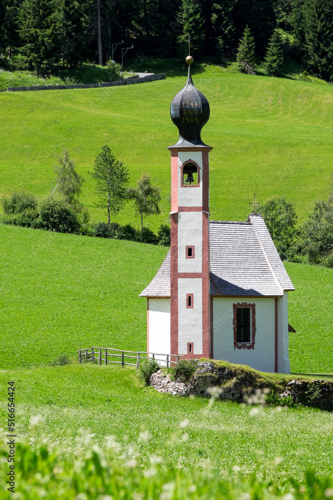 Fototapeta premium Iglesia de San Giovanni en Ranui, Valle de Funes en la provincia de Bolzano, Italia