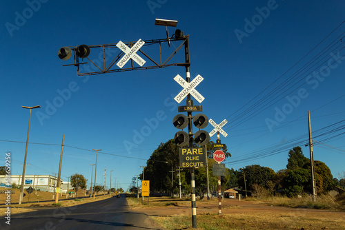 Sinal de cruzamento de linha férrea com céu ao fundo. photo