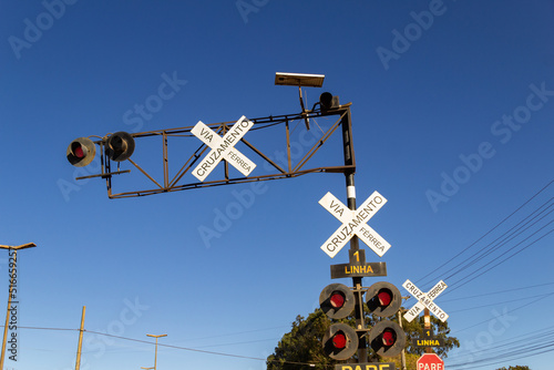 Sinal de cruzamento de linha férrea com céu ao fundo. photo