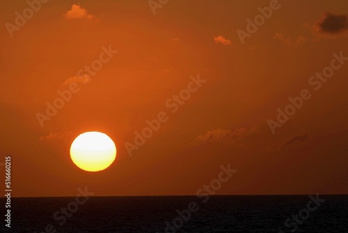 Fototapeta Naklejka Na Ścianę i Meble -  Sonnenaufgang über dem Meer