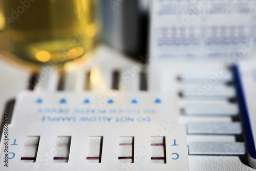 Konstfotografi Drogentest Drogen Test testen zeigt positiv Testergebnis positives Ergebnis Urin