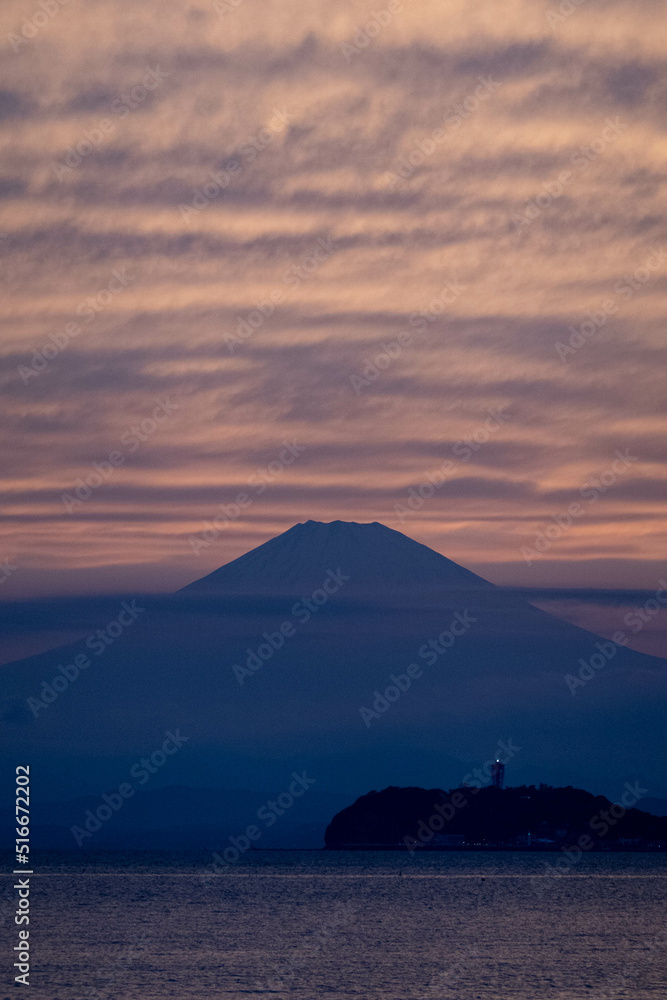 神奈川県逗子海岸から見た夕暮れの富士山と江ノ島の光景
