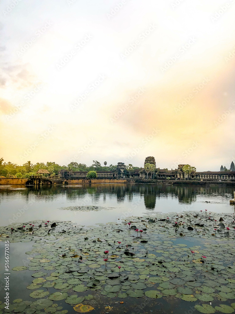 Fototapeta premium angkor wat sunrise cambodia