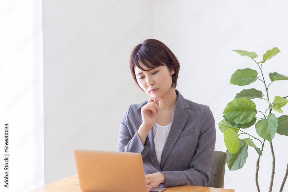 パソコンを使用するビジネスウーマン