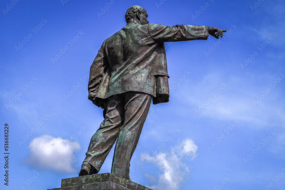Naklejka premium Vladimir Lenin monument in St. Petersburg, Russia