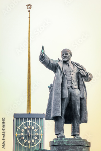 Obraz na płótnie Vladimir Lenin monument in St. Petersburg, Russia w salonie