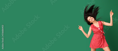 Beautiful young woman danci...