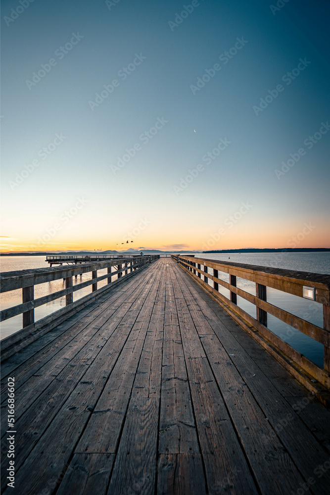 Obraz premium pier at sunset located in Sidney, Vancouver Island, British Columbia, Canada near Victoria, Swartz Bay, Tofino