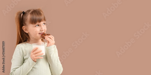 Cute little girl drinking m...