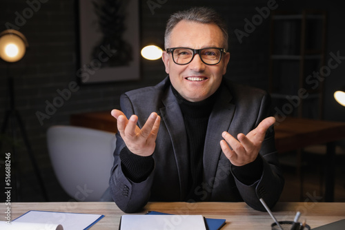 Happy mature businessman vi...