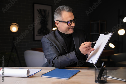 Happy mature businessman vi...