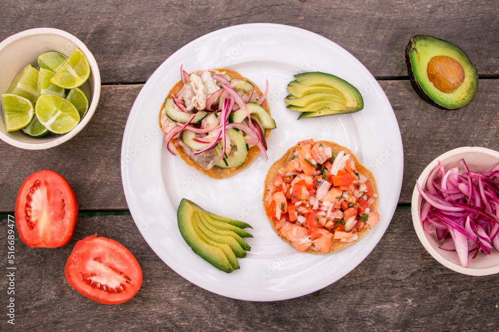 Tostadas de ceviche con aguacate, limones, jitomate y cebolla morada Tostadas de ceviche con aguacate, limones, jitomate y cebolla morada