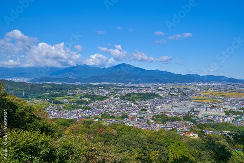 神奈川県の湘南平から北西側の丹沢山系と平塚市方面の眺望