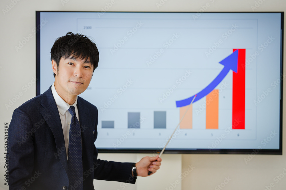 成績について説明する男性
