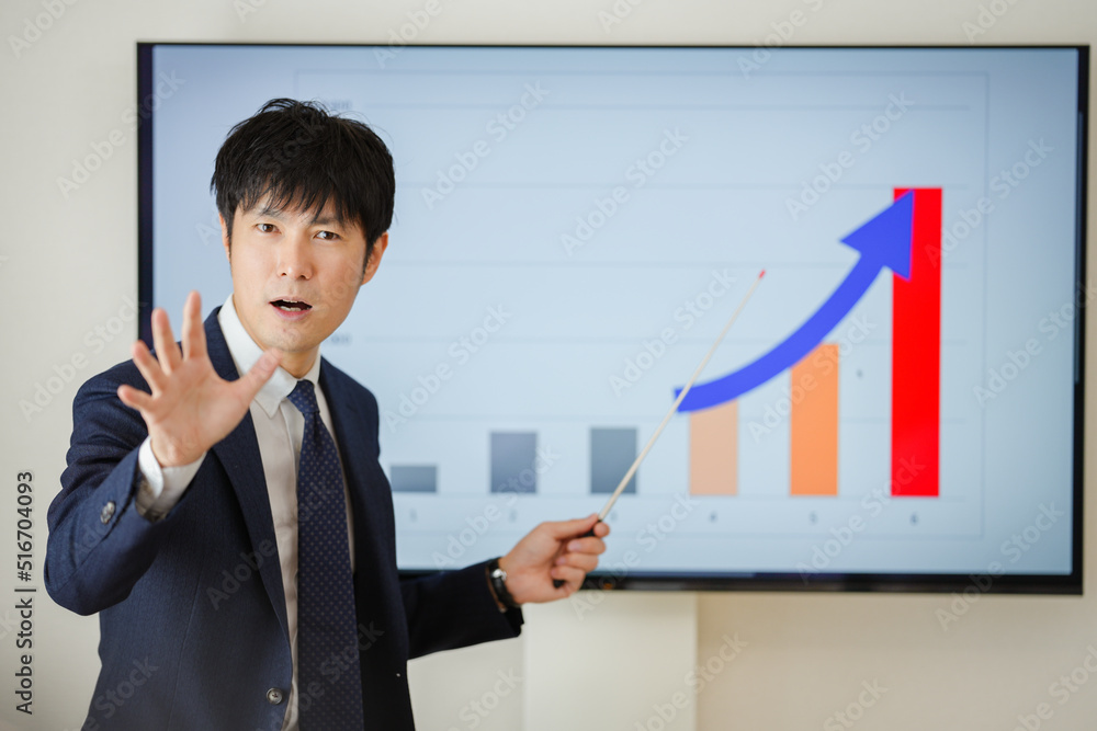 成績について説明する男性
成績について説明する男性