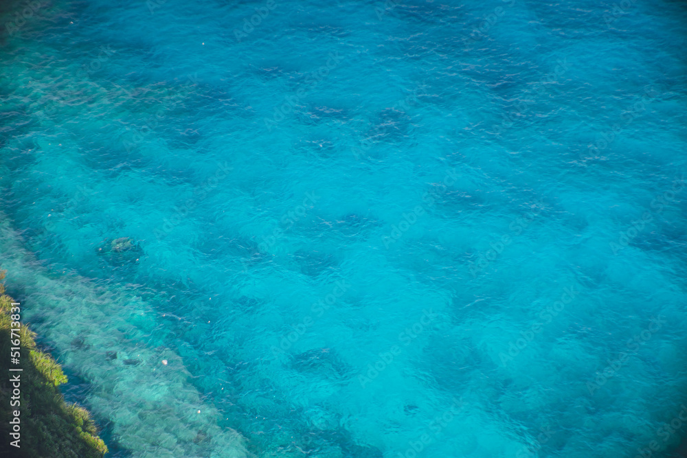 宮古島の離島伊良部島の断崖青い海を見渡す三角点からの絶景