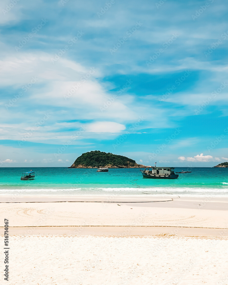 Obraz premium Boats, turquoise water and white sand beach, Redang Island, Malaysia