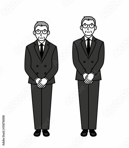 お辞儀をする喪服のシニア男性