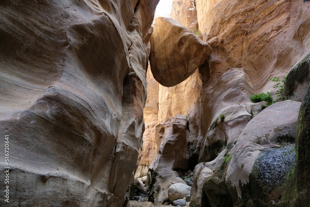 Dana Biosphere Reserve in Jordan. Hanging rock in Wadi Ghuweir Canyon.  - obrazy, fototapety, plakaty 