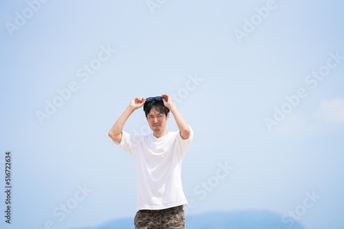 夏の空と男性モデル