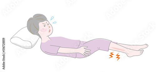 寝ている時、足がつってしまい痛みに苦しむ女性