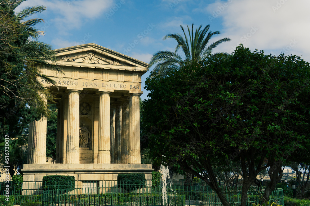 Obraz premium Monument in a park in La Valletta, Malta