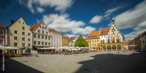 Tableau sur toile Gotisches Rathaus am Marktplatz von Amberg in der Oberpfalz, Bayern, Sonne, blau