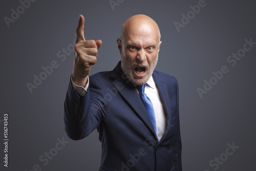 Foto Angry furious boss shouting at camera