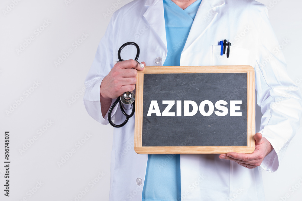 Ein Arzt mit einer Tafel auf der AZIDOSE steht Ein Arzt mit einer Tafel auf der AZIDOSE steht
