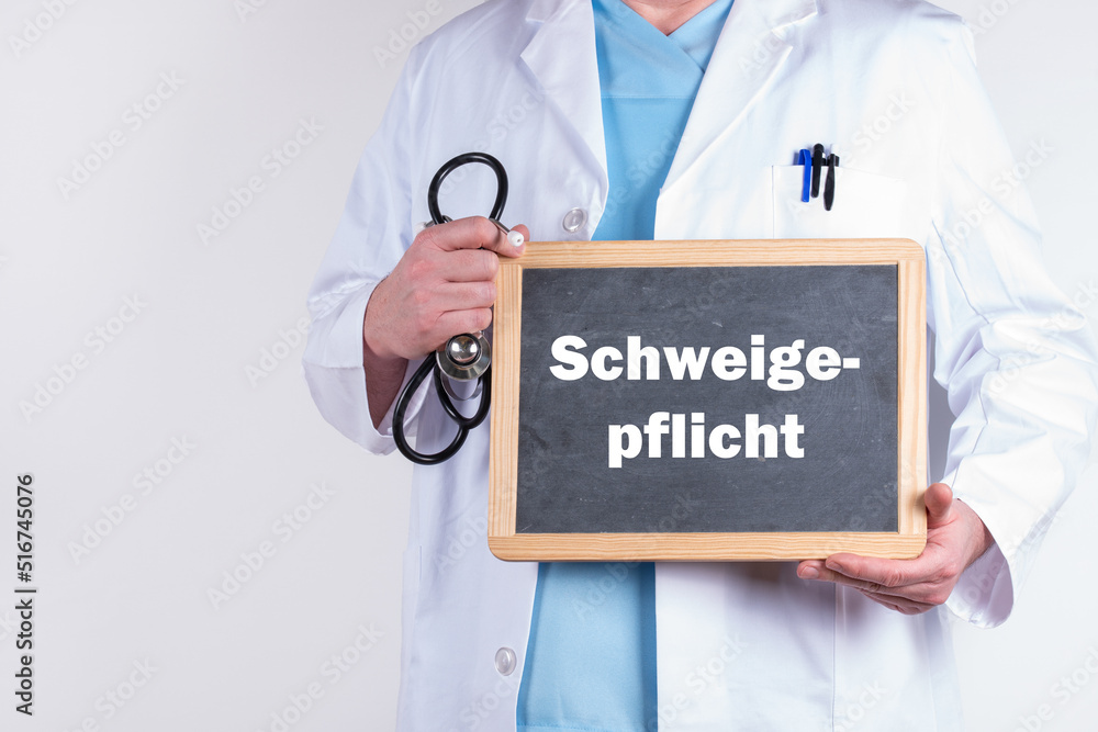 © HNFOTO - Arzt mit Tafel auf der Schweigepflicht © HNFOTO - Arzt mit Tafel auf der Schweigepflicht