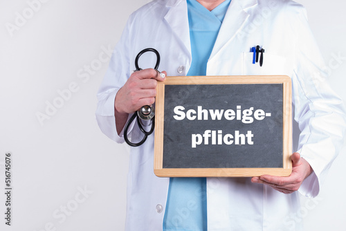 Arzt mit Tafel auf der Schweigepflicht