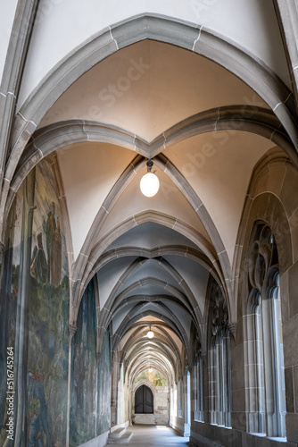 Photo Old stone pillars and arcades inside the courtyard of Fraumunster church in Zurich city Switzerland