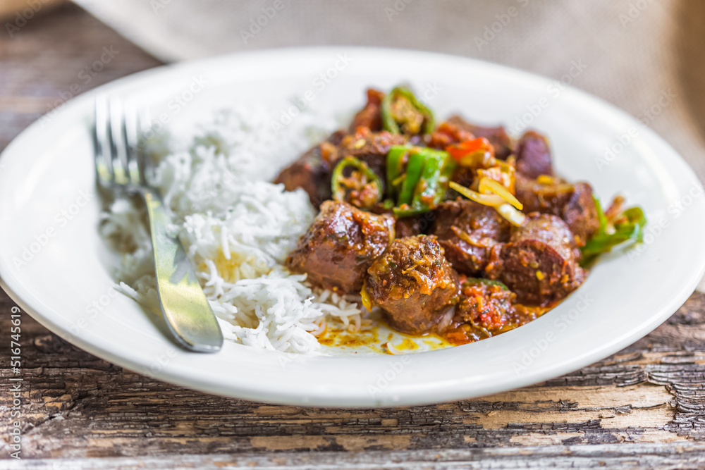 Assiette de riz et de rougail saucisses, spécialité culinaire réunionnaise 